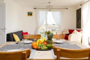 Contemporary Trumpington Apartment with Self Check-in ,FREE On-site Parking, Terrace, SUPER Fast WIFI & 5 mins drive to Papworth & Addenbrookes hospitals